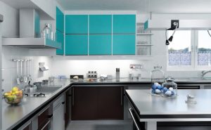 دکوراسیون رنگ آبی و طوسی در آشپزخانه