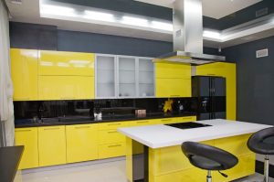 ترکیب رنگ طوسی و زرد در دکوراسیون آشپزخانه