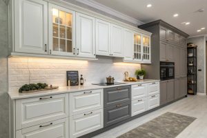 کابینت مدرن با ترکیب رنگ سفید و خاکستری